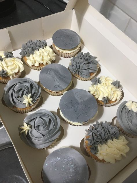 Silver Cupcakes, Anniversary Cupcakes, Cupcake Pictures, Tiny Cakes, White Cupcakes, Silver Wedding Anniversary, Cupcake Bouquet, Wedding Cupcakes, Silver Wedding