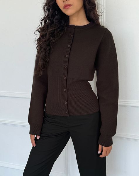 It's knit season. The Subra cardigan features in a bitter chocolate with long sleeves and button front detail. Complete with a ribbed hem. complete the look with our Tuni capri's. MODEL WEARS SIZE:EXTRA SMALL - MODEL HEIGHT:5'7 Button Up Long Sleeve Outfit, Knit Cardigan Outfits, Brown Pants Outfit For Work, Uni Wardrobe, Chocolate Outfit, Brown Cardigan Outfit, Comfy Work Outfit, One Button Cardigan, Collage Outfits