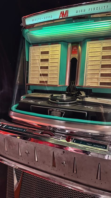 Old vintage music box, unique, house decor, aesthetic, cafe, ideas, movie Pink Jukebox Aesthetic, 50s Jukebox Aesthetic, 80s Jukebox Aesthetic, Diner Jukebox Aesthetic, 1950s Music Aesthetic, Jukebox Vintage Aesthetic, Vintage Jukebox Aesthetic, Juke Box Aesthetic, Aesthetic Cafe Ideas