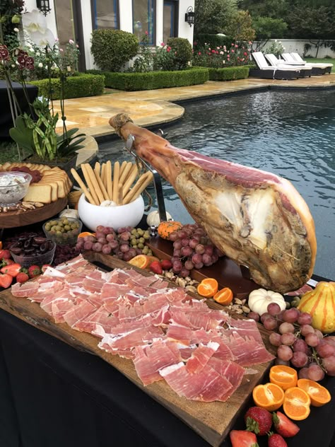 Spanish Food Wedding Buffet, Paella Themed Party, Italian Wedding Food Stations, Spanish Wedding Food Ideas, Paella Buffet Wedding, Wedding Catering Decoration, Paella Dinner Party, Wedding Carving Station, Italian Wedding Feast