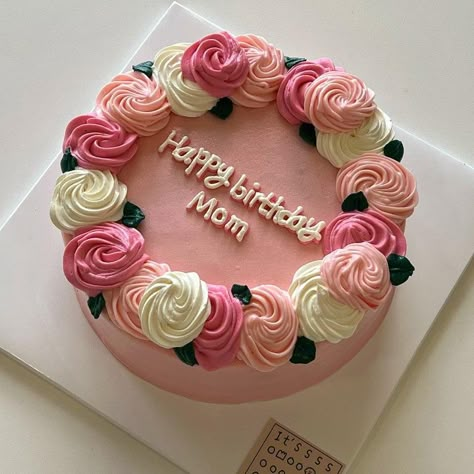 Happy Birthday Mommy Cake, Simple Cake Designs For Beginners, Mommy Birthday Cake, Happy Birthday Mama Cake, Vintage Bento Cake, Cake For Mum, Birthday Cake For Mum, Happy Birthday Mom Cake, Happy Bday Cake