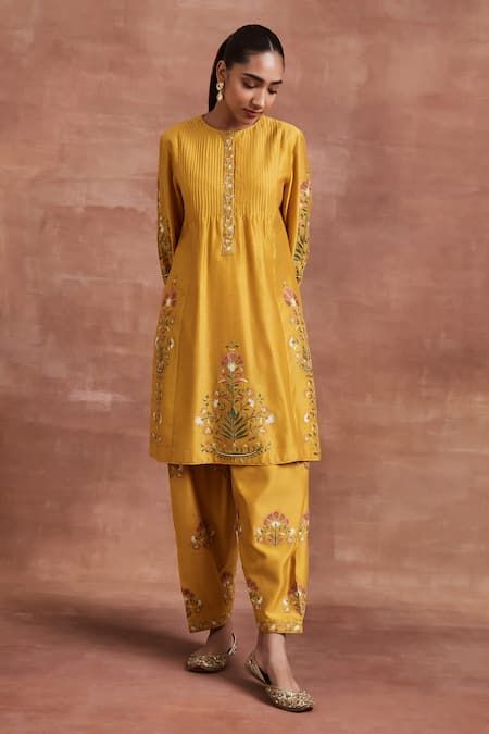 Buy Yellow Chanderi Silk And Naksh & Kurta Set For Women by Sue Mue Online at Aza Fashions. Aari Design, Haldi Outfits, Embroidery Suits Punjabi, Haldi Outfit, Clothing Store Interior, Salwar Pattern, Pakistani Salwar, Zari Embroidery, Kurta Set For Women