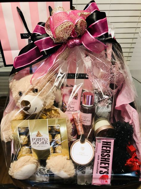 Baddie Birthday Presents, Basket For Best Friend Birthday, Baddie Gift Basket, Valentines Day Baskets For Best Friend, Bday Gift Basket Ideas, Birthday Packing Gift Ideas, Big Gift Basket Ideas, Color Themed Gift Baskets Pink, Pink Birthday Gift Basket