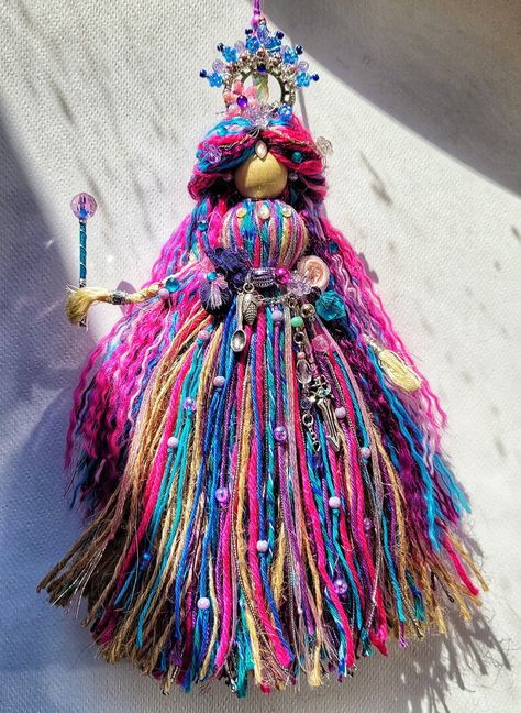 Yarn Sculpture Art, Craft Thread Projects, Tassel Dolls Diy, Yarn Hair For Dolls, Diy Yarn Dolls How To Make, Halloween Yarn Crafts, Diy Yarn Dolls, Yarn Toys, Macrame Dolls