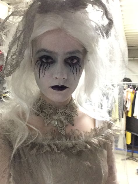 I was in Addams Family musical and this was my makeup for the Bride Ancestor. Simple Ghost Makeup, Scary Bride Makeup, Zombie Bride Makeup, Scary Bride, Bride Makeup Looks, Adams Family Costume, Corpse Bride Makeup, Halloween Costume Couple, Graveyard Book