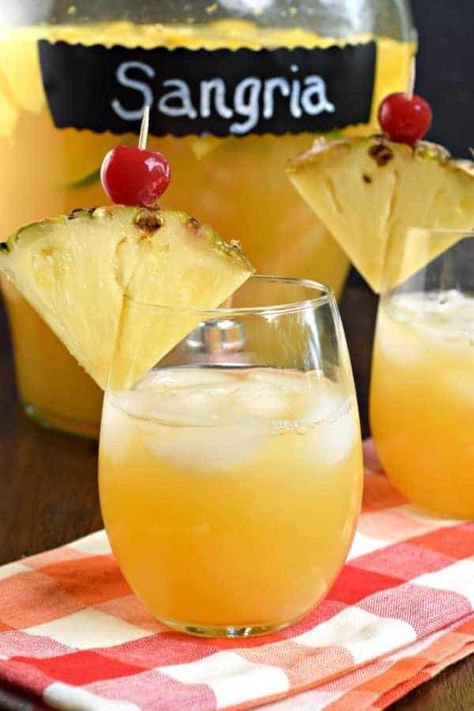 Pineapple Sangria Recipes, Pineapple Sangria, Best Sangria Recipe, Moscato Sangria, Umbrella Drinks, Drink Rum, Summer Sangria Recipes, Watermelon Sangria, White Sangria Recipe