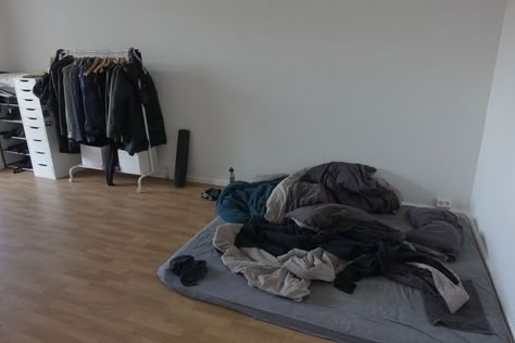 Broke Apartment, Messy Room, Simple Room, Minimalist Room, Tiny Spaces, Simple Bedroom, Dream Apartment, Room Setup, House Room