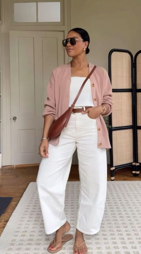 Outfit Minimalista, Wide Leg Jeans Outfit, Elegante Casual, Pink Cardigan, Casual Chic Outfit, Mode Inspo, Casual Work Outfits, Beauty And Lifestyle, Life Tips