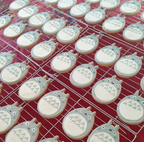 Totoro cookies, studio ghibli food Ghibli Baking, Studio Ghibli Cookies, Studio Ghibli Party, Totoro Party, Japanese Party, Cute Cookies, Miyazaki, Icing Cookies, Royal Icing Cookies