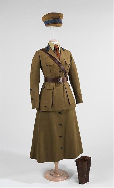 WWI military uniform of the Women's Motor Corps of America, who provided a way for women to participate in the First World War. Taking advantage of the advent of the automobile, women volunteered as drivers and provided transport services at home and abroad. This ensemble, with its Sam Brown belt and leather leggings, emulates the composition of the men's uniform at the time. Men's Uniform, Fashion 1910, Men's Uniforms, 1910s Fashion, Women's Uniforms, Military Uniforms, Edwardian Fashion, Historical Costume, Military Uniform