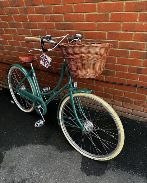 Bicycle With Basket, Bike Basket, Vintage Bicycle, Vintage Baskets, Vintage Bicycles, Lake House, Bicycle, Bike, Lake