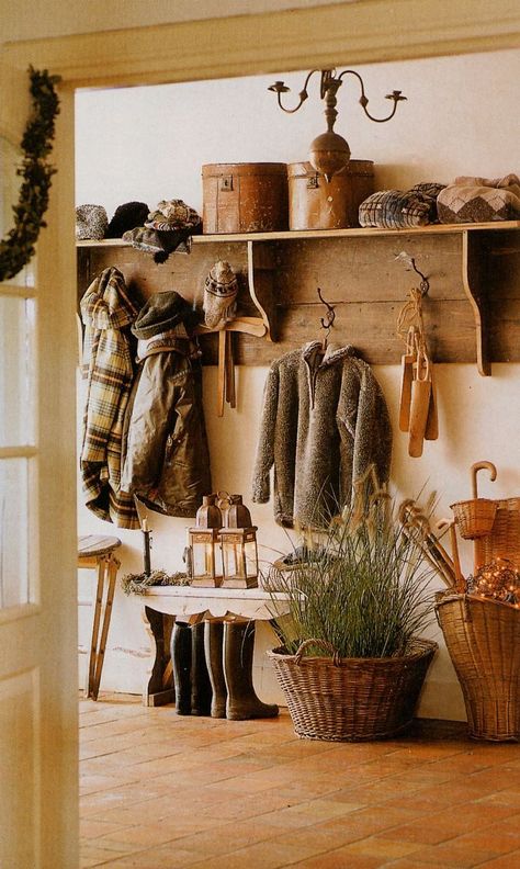 TGIF!!!!!! Cottage Entryway, Estilo Cottage, Deco Champetre, Interior Vintage, Bedroom Color, Boot Room, Bohemian Bedroom, Wallpaper Vintage, Cool Ideas