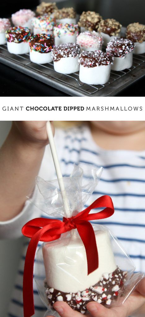 Giant chocolate dipped marshmallows - the perfect giveaway treat to make with kids.  Simple steps and people love 'em! Christmas November, Jul Kaka, Dipped Marshmallows, Christmas Bazaar Ideas, Chocolate Dipped Marshmallows, Edible Christmas Gifts, Christmas Bazaar, Marshmallow Dip, Giant Chocolate