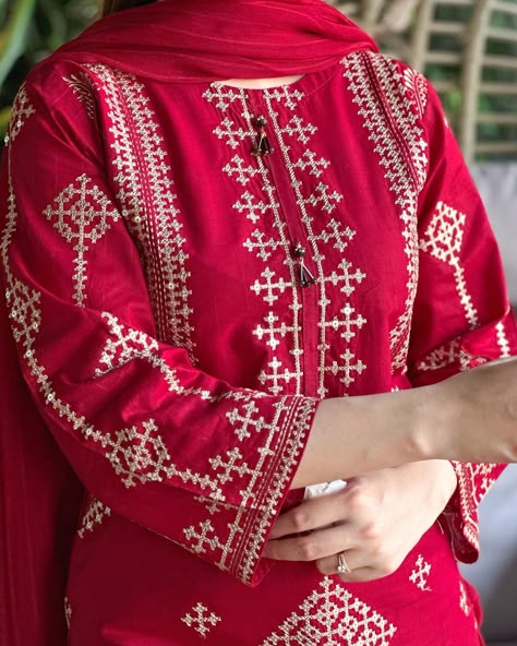 Kaavish Where dedication meets design. . . . . . . #aamattire #aamfashion #aamstyle #aamtaabir #viral #aamclothing Ladies Suit Design, Maroon Dupatta, Dress Designs For Stitching, Trendy Cocktail Dresses, Kutch Work Designs, Embroidery Fashion Detail, Kutch Work, Interesting Outfits, Kids Frocks Design