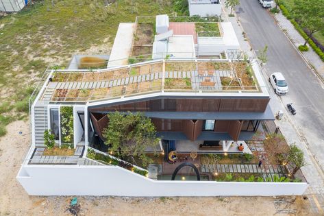 House of One Piece / 85 Design,Courtesy of To Huu Dung Vegetable Garden Rooftop, Rooftop Herb Garden, Rooftop Food Garden, Rooftop Vegetable Garden, Urban Green Space, Habitat 67, Sustainable Landscape, Shelter House, Dune House