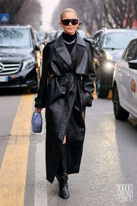 Long Black Leather Coat Outfit, Urban Dramatic Style, Leather Trench Coat Street Style, Black Leather Trench Coat Outfit, Leather Trench Outfit, Long Leather Jacket Outfit, Leather Trench Coat Outfit, Paris Fall Outfits, Trench Coat Street Style