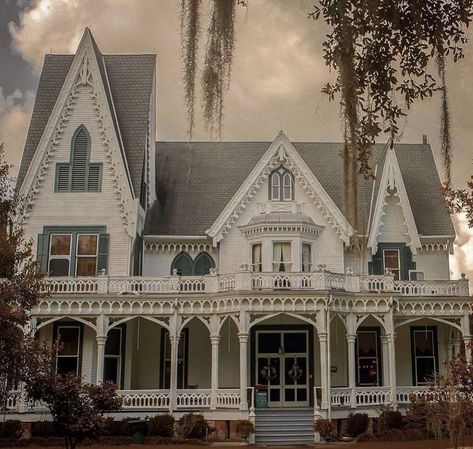 Southern Victorian Homes, Southern Gothic House, Victorian Gothic Aesthetic, Architecture Victorian, Houma Louisiana, Gingerbread Trim, Louisiana Plantations, Colorful Homes, Historical Homes