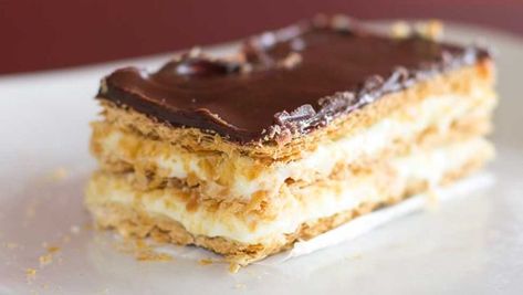 Senoritas Famed Cuban Pastry Dessert Puding Pisang, Eclair Dessert, Chocolate Eclair Dessert, Cuban Desserts, Eclairs Dessert, No Bake Eclair Cake, Icebox Desserts, Chocolate Eclair Cake, Banana Split Cake