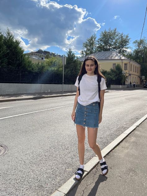 Nike Socks And Birkenstocks Outfit, Sandals Socks Outfit, Birkenstock Socks Outfit, How To Style Birkenstock Sandals, Summer Outfits Birkenstocks, Socks And Sandals Street Style, Black Birkenstocks Outfit, Birkenstock Sandals Outfit Summer, Birkenstock With Socks Outfit