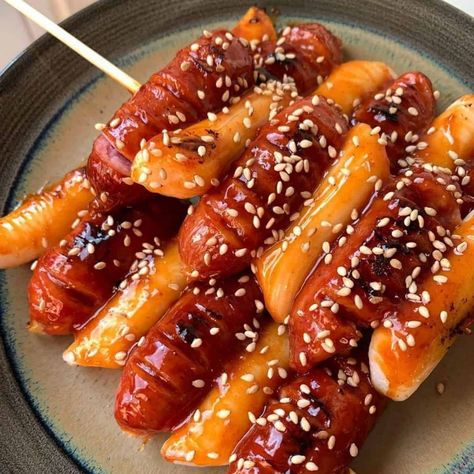 Sotteok (So-tteok So-tteok), Korean Hot Dog & Rice Cake Skewers! Rice Cake Skewers Recipe, Korean Rice Cake And Sausage Skewer, So Tteok, Korean Rice Cake Skewers, Korean Skewers, Korean Hot Dog Recipe, Rice Cake Skewers, Cake Skewers, Korean Appetizers