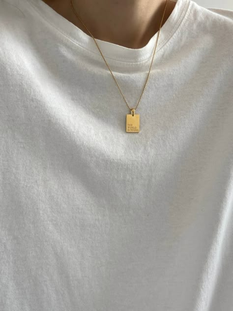 Minimalist Necklace Men, Men Accessories Aesthetic Necklace, Man Jewelry Aesthetic, Necklace For Men Aesthetic, Mens Jewelry Aesthetic, Gold Necklace Outfit, Male Necklace, Mens Necklace Fashion, Gold Necklace For Men