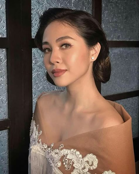 Filipiñana Makeup Look, Janella Salvador Filipiniana, Modern Filipiniana Hair And Makeup, Filipina Hairstyles Traditional, Janella Salvador I Love You Since 1892, Hairstyle Filipiniana, Philippine Hairstyle, Filipino Traditional Hairstyle, Hairstyles For Filipiniana Dress