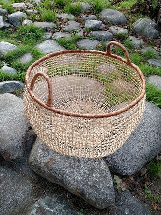 Weaving Diy, Basket Weaving Diy, Basket Weaver, Old Baskets, Willow Weaving, Basket Crafts, Pine Needle Baskets, Large Storage Baskets, Basket Making