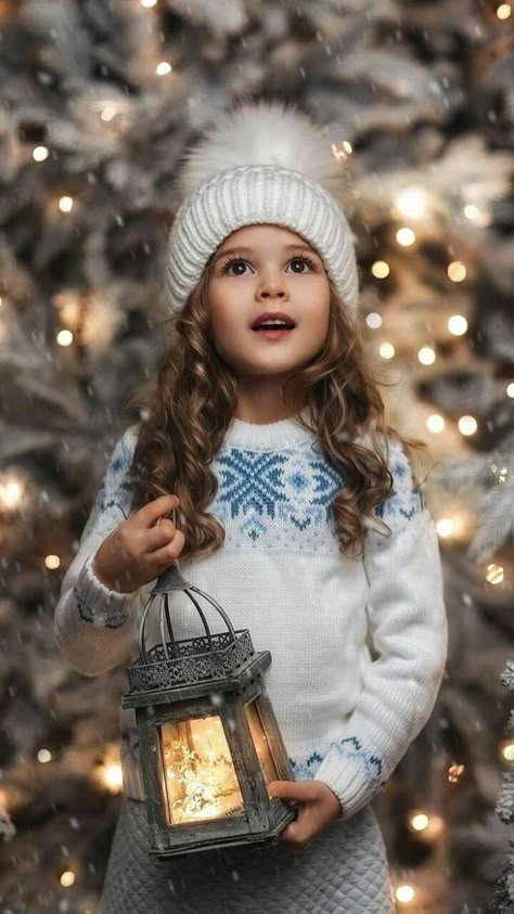 Toddler Christmas Photos, Christmas Photoshoot Kids, Christmas Mini Shoot, Christmas Baby Pictures, Christmas Poses, Christmas Family Photoshoot, Toddler Photoshoot, Baby Christmas Photos, Christmas Photo Ideas