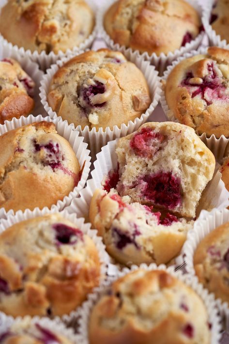 White chocolate and raspberry muffins Raspberry Muffins Aesthetic, White Chocolate And Raspberry Muffins, Raspberry And White Chocolate Cake, White Chocolate Raspberry Muffins, Muffin Aesthetic, Raspberry Muffins Recipe, Raspberry White Chocolate Muffins, Cake Photo Ideas, Baking Recipes Sweet