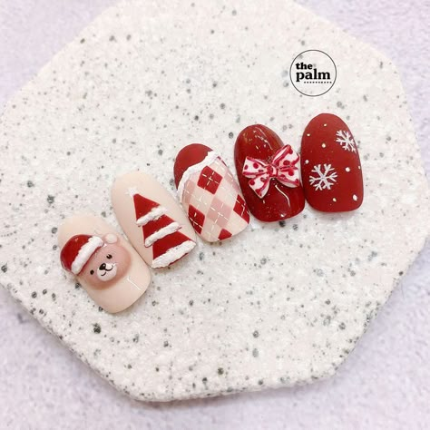 Red Nails Designs Christmas, Nails Christmas Designs Red, Christmas Nails Kawaii, Christmas Kawaii Nails, Nail Art Natal Xmas, Nail Noel Korea, Nail Christmas Korea, Kawaii Christmas Nails, Christmas Nail Art Red