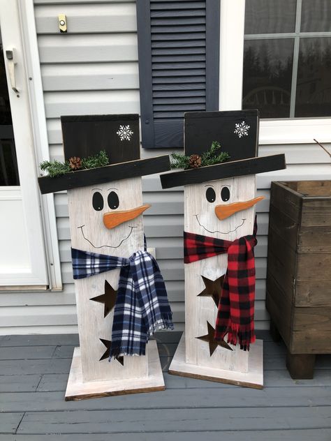 Diy Snowman Wood, Diy Snowman Wood Craft Ideas, Christmas Wood Snowman, Scrap Wood Snowman Diy, Wooden Snowman Diy Front Porches, Pallet Snowman Diy, Christmas Wood Crafts Diy Projects Xmas, Wooden Outdoor Christmas Decorations, Wooden Snowmen Diy