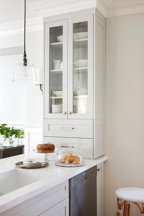 Light Grey Kitchen Cabinets, Peninsula Kitchen, Light Grey Kitchens, Drawers Design, Kitchen Peninsula, Shaker Kitchen Cabinets, Hay Design, Glass Front Cabinets, Grey Kitchen Cabinets