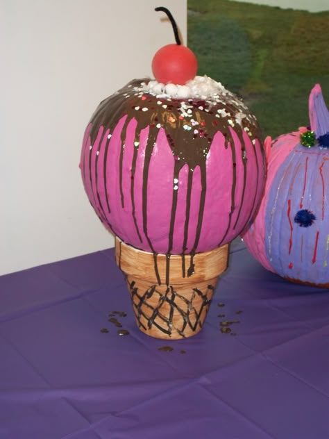 Ice Cream cone pumpkin  Love this creative idea for a carving substitute! No Carve Pumpkin, Creative Pumpkin Decorating, Dekorasi Halloween, No Carve Pumpkin Decorating, Pumpkin Decorating Contest, Pumpkin Decorating Ideas, Labu Halloween, Pumpkin Contest, Pumpkin Decorations