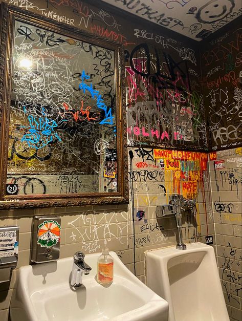 Trippy Bathroom, Grunge Bathroom, Graffiti Bathroom, Quirky Bathroom Decor, Funky Bathroom, Bathroom Graffiti, Cool Bathroom, Quirky Bathroom, Tiles Wallpaper