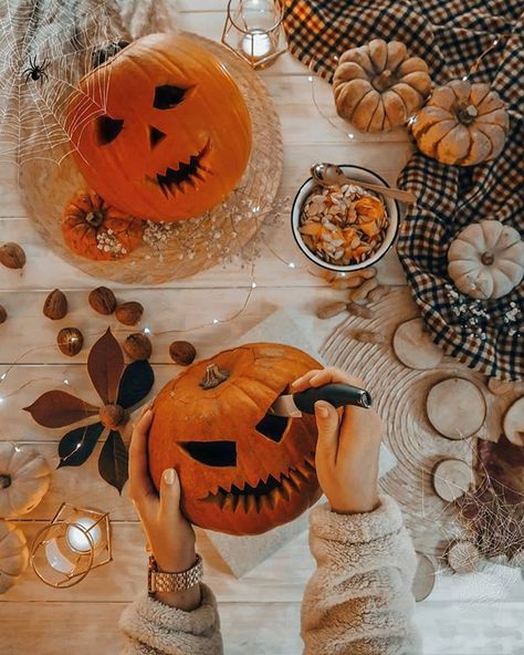 Halloween Flatlay, Photos Ideas, Pumpkin Carving, Happy Halloween, Halloween Wreath, Dodge, A Photo, Carving, Photo And Video