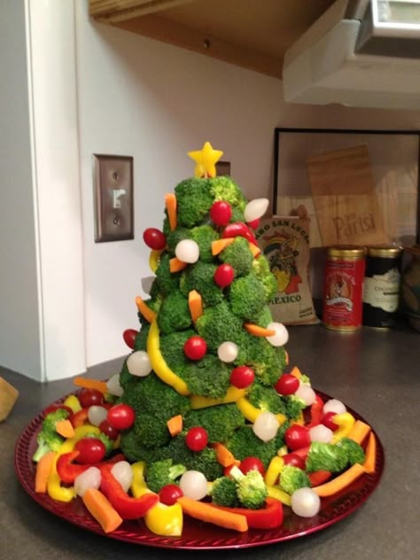 Veggie christmas tree Vegetable Christmas Tree Platter, Veggie Tree Christmas, Christmas Tree Vegetable Tray, Vegetable Christmas Tree, Veggie Christmas Tree, Xmas Foods, Christmas Tree Veggie Tray, Christmas Tree Appetizer, Charcuterie Christmas