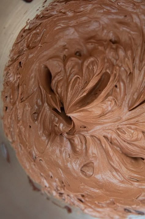 whipped chocolate ganache frosting in bowl Ganache Recipe Frosting, Chocolate Icing Recipe, Vanilla Cake Frosting, Ganache Recipes, Tiramisu Chocolate, Whipped Chocolate Frosting, Whipped Chocolate Ganache, Ganache Icing, Sweet Board