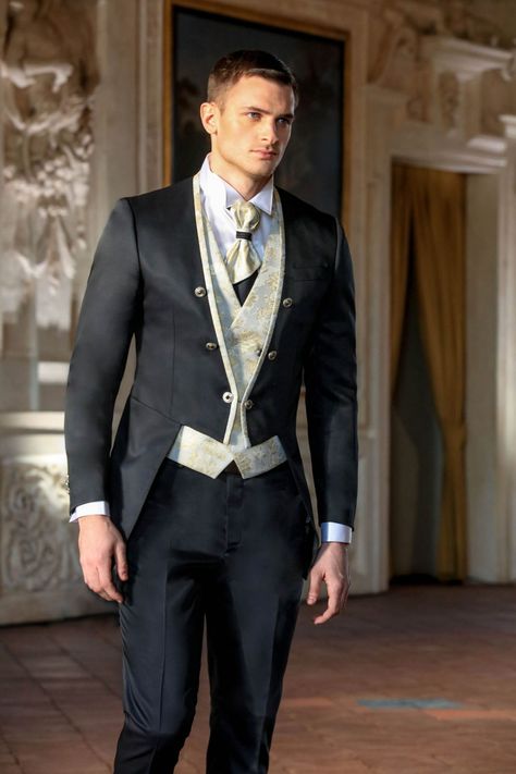 Tail Suits For Men, Mens Tailcoat Suit Wedding, Tail Coat Wedding Groom Suits, Prince Groom Suit, Black Groomsmen Suits, Tux Prom, Sleeping Beauty Wedding, Street Style Magazine, Groom Tux