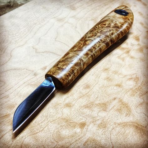 Maple burl detail carver. The dark burl is my favorite so far. It finishes so well. This particular knife 1-3/4” long. . . #Blacksmith #forged #tools #antiquetools #sharpening #woodcarving #woodcarver #whittling #caricature carving #sculpture #woodcarving #craft #handtoolsonly #carving #carved #whittle #whittler #carver #woodworkingtools #maker #wood #carvingwood #deepwoodsventures Caricature Carving, Carving Knife Set, Whittling Projects, Whittling Knife, Carving Sculpture, Green Woodworking, Tiger Maple, Chip Carving, Maple Burl