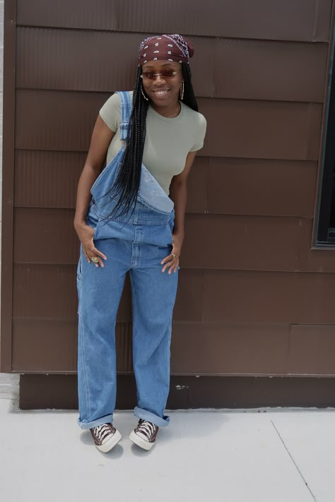 Hip Hop Overalls Outfit, Overalls 2000s Outfit, Denim Overalls Outfit Black Women, 80s Outfits Overalls, 90s Outfits Overalls, 90s Fashion Overalls Outfits, Overall 90s Outfit, Overalls 2000, Overall Outfit Black Women