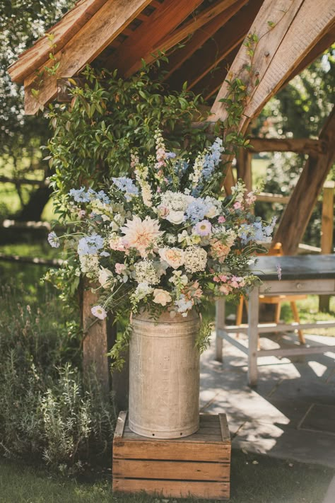 Floral Arrangements Eucalyptus, Rustic Wedding Decor Summer, Country Wedding Bouquet, Field Flowers Wedding Decoration, Countryside Flowers, English Summer Wedding, Cotswold Wedding, Spring Barn Wedding Colors, Milk Churn Wedding