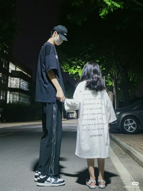 Short Girlfriend Tall Boyfriend Couples Aesthetic, Short Girl With Tall Boyfriend, Short Girlfriend Aesthetic, Tall Guys Short Girlfriends, Chubby Girl And Slim Boyfriend, Tall Boy Short Girl Couple Aesthetic, Tall Boy Aesthetic, Tall Guy Short Girl Couple Aesthetic, Tall And Short Best Friend Pictures