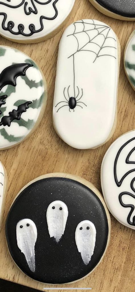 Spooky Decorated Cookies, Cute Fall Cookies Decorated, Frosted Halloween Cookies, Royal Iced Halloween Cookies, Black Halloween Cookies, Beetlejuice Cookies Royal Icing, Spider Web Sugar Cookies, Halloween Decorations Cookies, Ghost Sugar Cookies Royal Icing