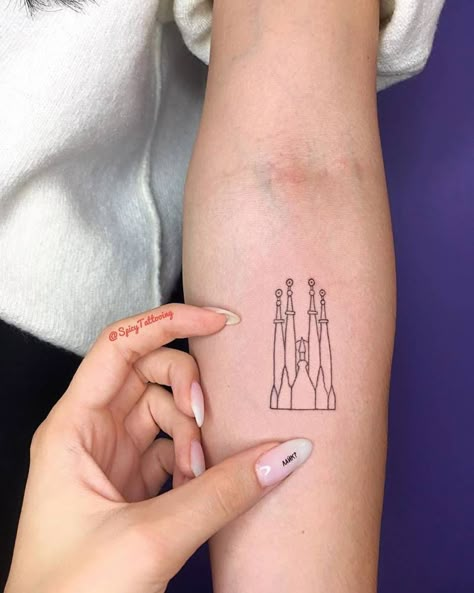 Sagrada Familia Europe Tattoos, Spain Tattoo, Spanish Tattoos, Barcelona Tattoo, Travel Tattoos, Fineline Tattoo, City Tattoo, Tattoo Minimalist, Dagger Tattoo