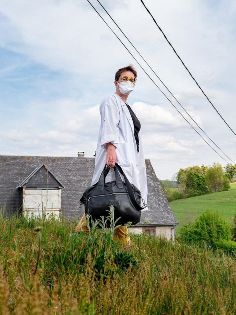 Rural Doctor, Rural Medicine, Community Nurse, Community Nursing, National Geographic Photography, Poor Countries, Grand Est, Doctor On Call, Family Medicine