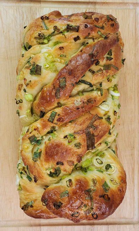 This green onion garlic butter bread loaf recipe is my take on the classic garlic butter bread loaf with an eastern infusion. Green onions also known as scallions is a popular ingredient in a lot of… Scallion Bread Recipe, Basil Garlic Bread, Herbal Bread Recipe, Savoury Quick Breads, Onion Soup Bread Recipe, No Knead Bread Flavors, Bread With Vegetables, Bread Loaf Design, Homemade Herb Bread