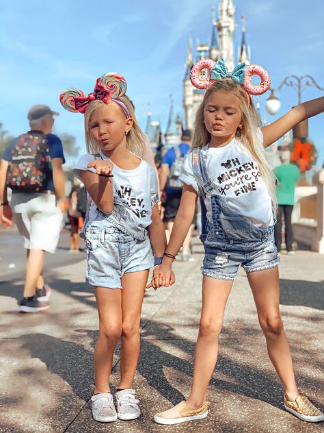 Sister Disney Outfits, Hongkong Ootd, Family Disney Outfits, Disneyworld Outfit, Outfit Picture Ideas, Magic Kingdom Outfit, The Parkers, Look Disney, Disney Family Trip