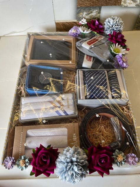 Wedding Paking Idea For Groom, Wedding Dala Decoration For Groom, Groom Engagement Packing, Groom Gift Box Ideas, Groom Wedding Packing Ideas, Wedding Packing For Groom, Taals For Groom, Engagement Packing For Groom, Roka Ceremony Gifts For Groom