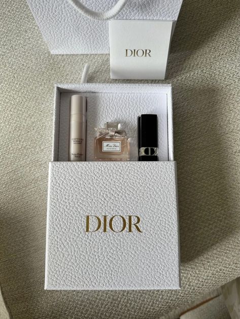 Dior aesthetic #Dior #set #perfume #fragrance #serum #cream #makeup #luxury #designer #gift Luxury Wedding Souvenirs, Dior Gift Box Aesthetic, Dior Pr Package, Dior Gift Set, Dior Gift, Aesthetic Dior, Model Wallpaper, Boxes Design, Engagement Gift Boxes