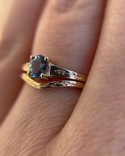 Engagement Ring Fits Into Wedding Band, Cute Stone Rings, Lesbian Rings Engagement, Gender Neutral Rings, Unconventional Engagement Rings Vintage, Wedding Band Ideas For Oval Ring, Queer Wedding Rings, Masculine Engagement Ring, Masc Lesbian Engagement Rings